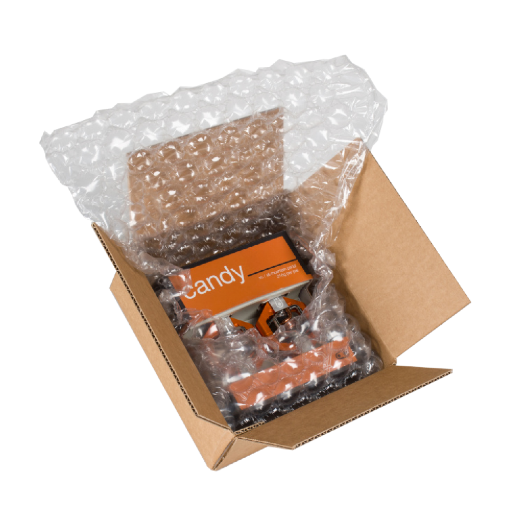 Een bruine kartonnen doos gevuld met luchtzakjes